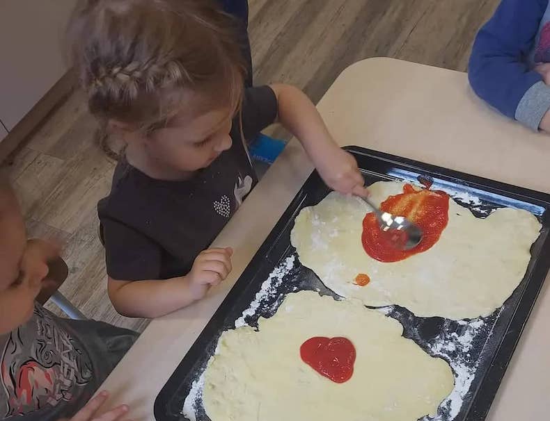 діти готують піцу