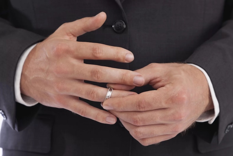 Серебряное обручальное кольцо мужское