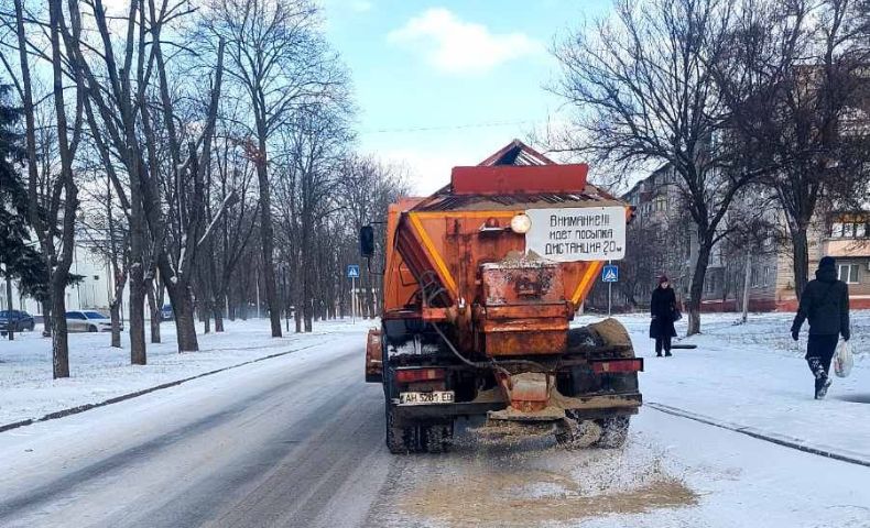 посипка доріг взимку