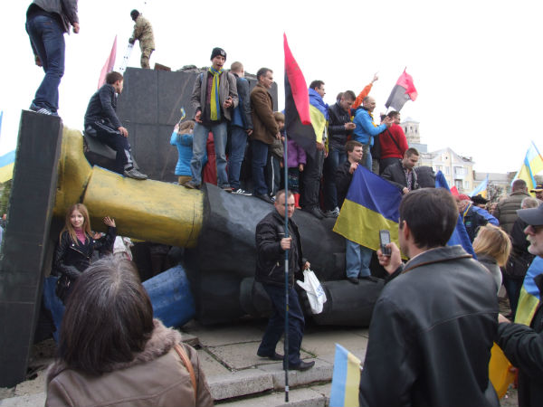 Повалення пам'ятника Леніна