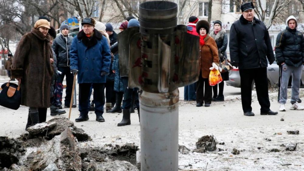 Люди дивляться на ракету, що застрягла в землі