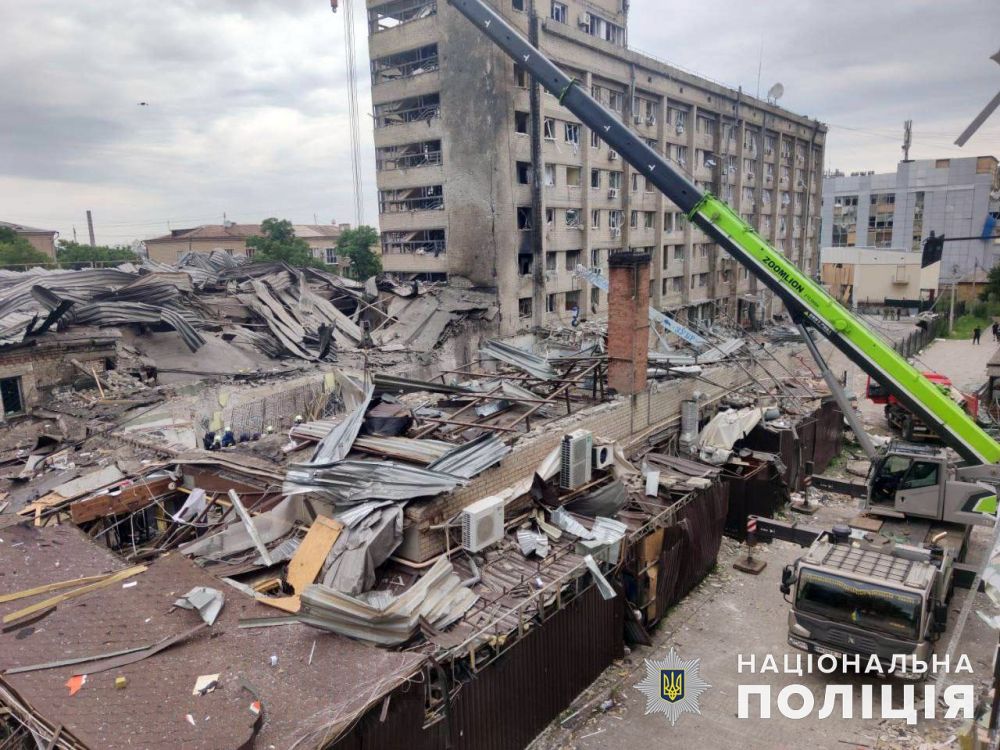 Розбір завалів зруйнованої будівлі