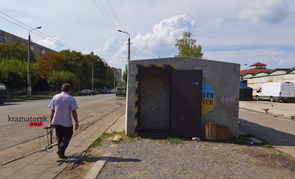 Мобільне укриття біля ринку