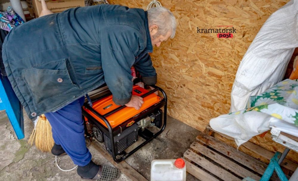 Чоловік запускає генератор