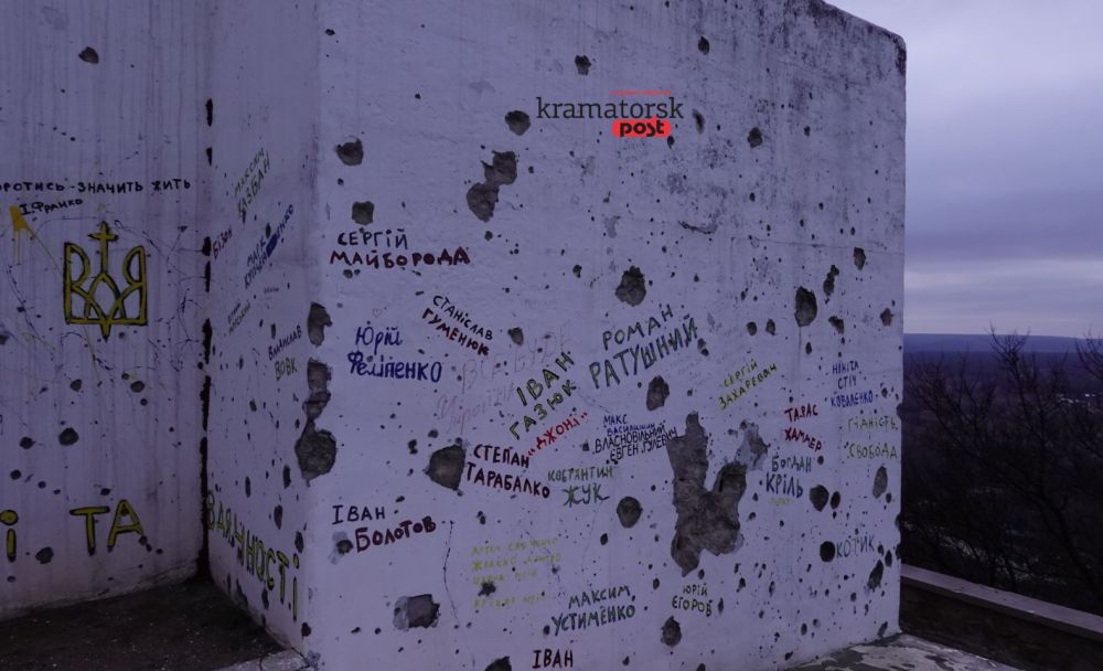 п'єдестал скульптури з надписами