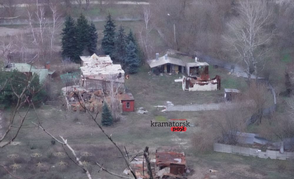 понівечена оселя вдалені