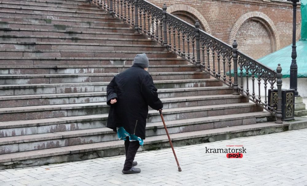 літня жінка перед сходами