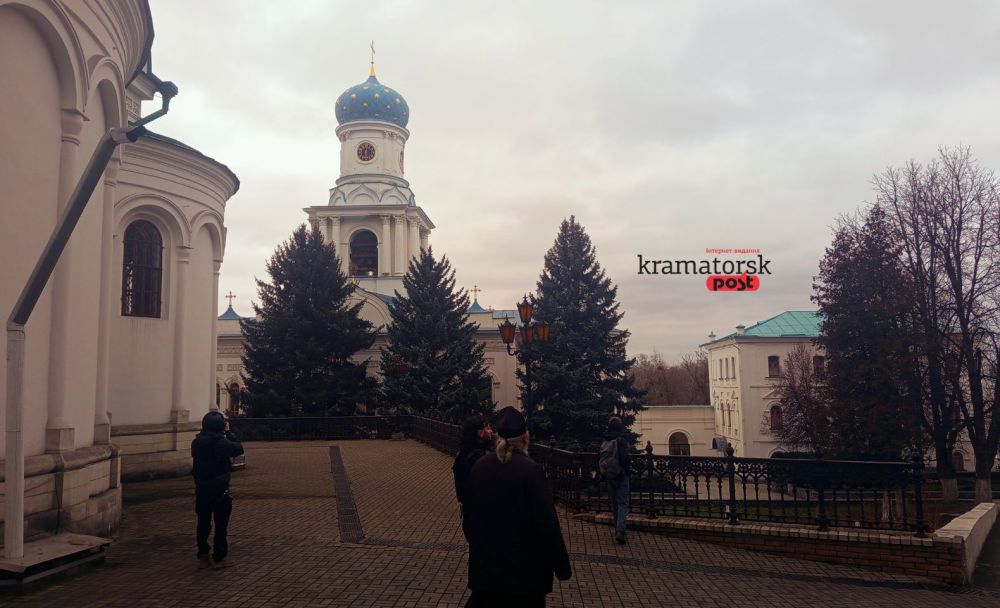 фотокореспонденти зі священником на території святогірської лаври