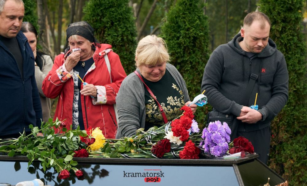 жінка плаче над труною загиблого на війні краматорця