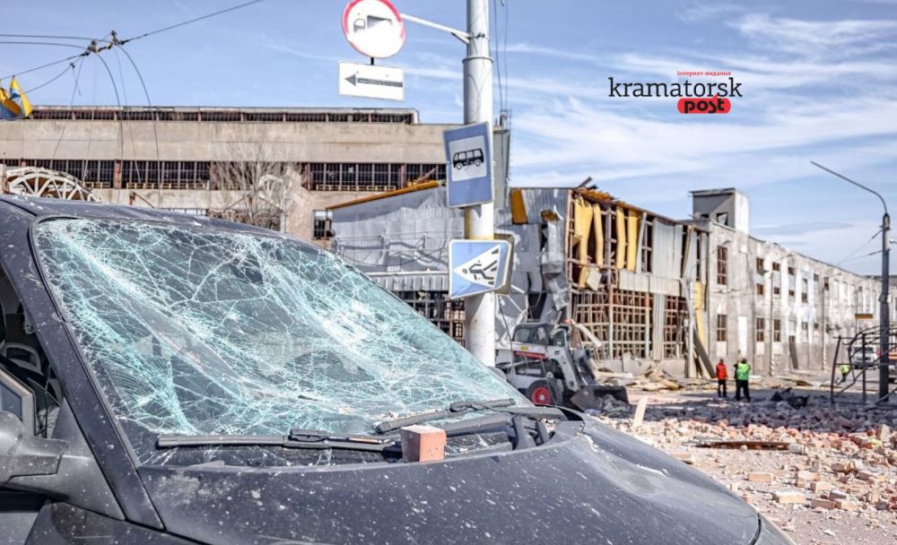 Тріснуте скло автомобіля після обстрілу