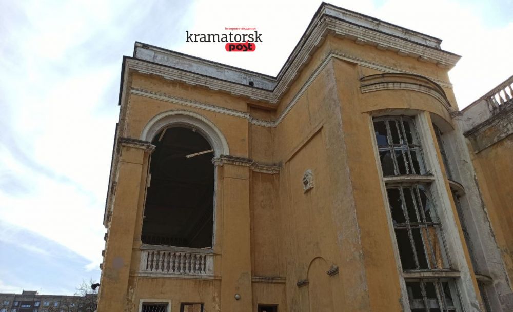 Вибиті вікна в будівлі після обстрілу