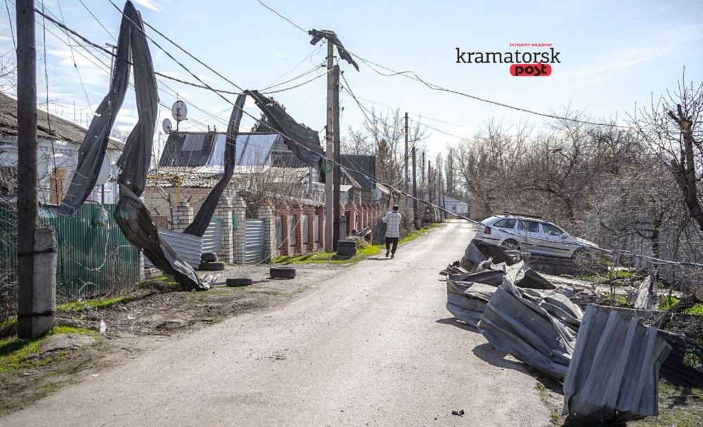 Уламки після обстрілу