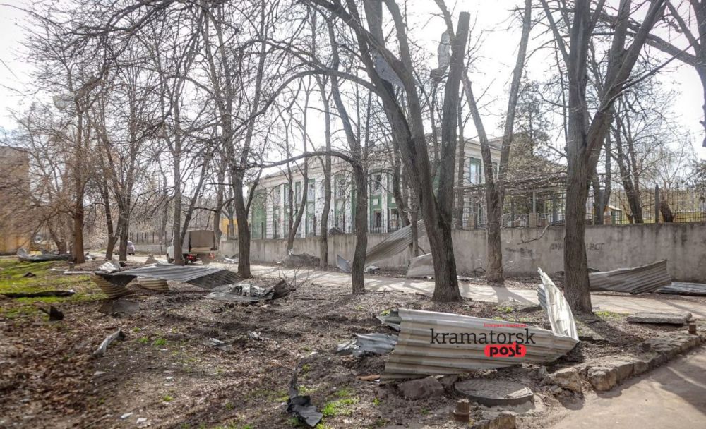 Уламки після обстрілу