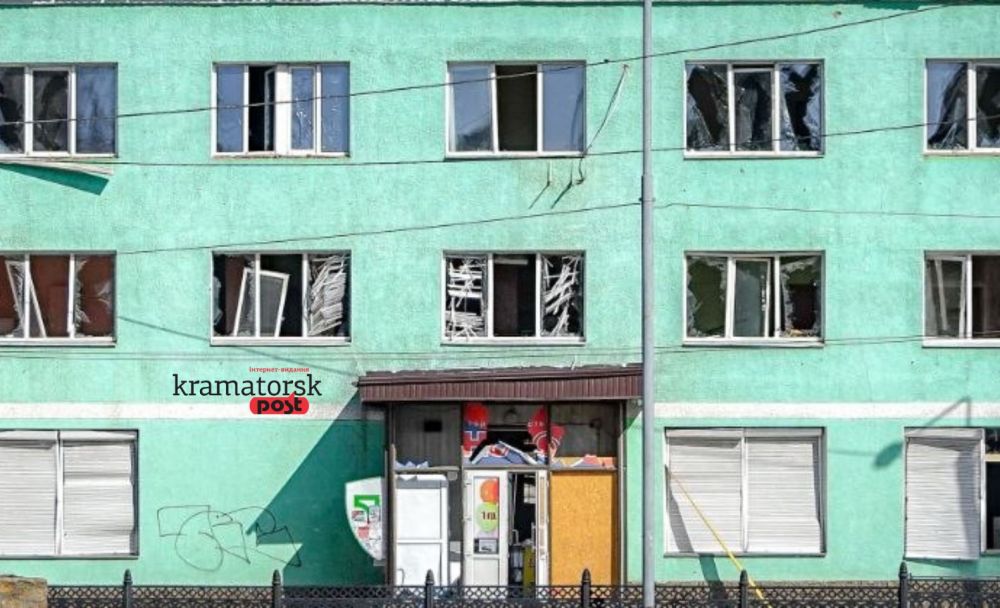 Пошкоджений фасад та вікна будинку