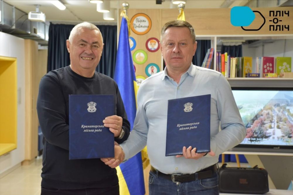 Іван Погоріляк та Олександр Гончаренко тиснуть руки один одному