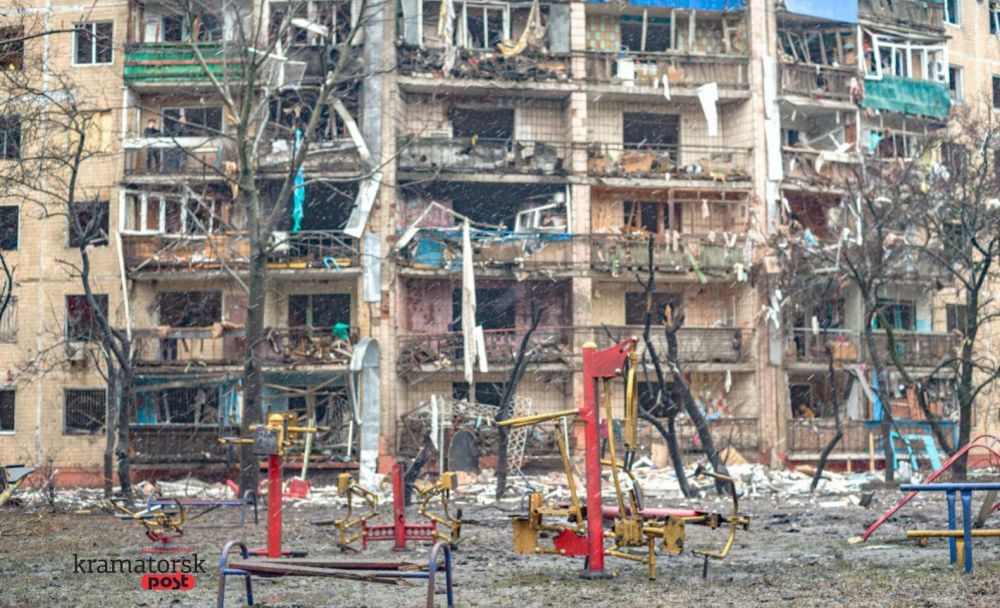 пошкоджений спортивний майданчик на фоні багатоповерхового будинку з вибитими вікнами