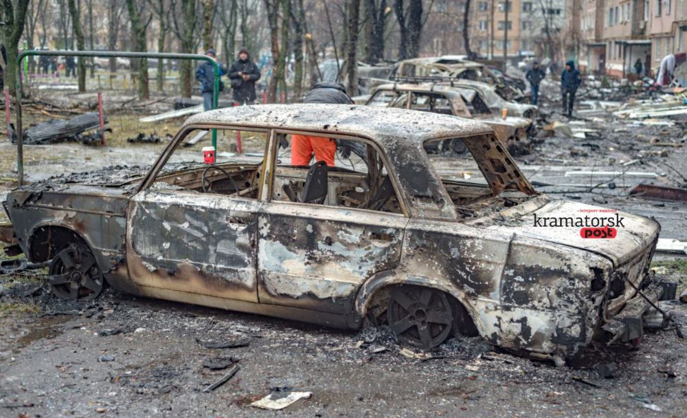 згорілий через російський обстріл автомобіль у Краматорську