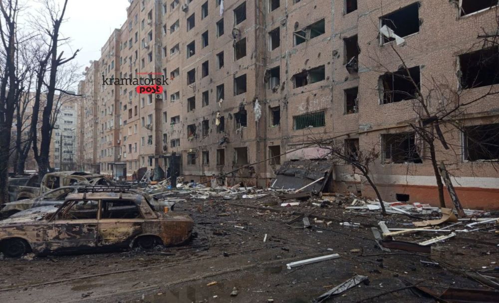 пошкоджена російським обстрілом багатоповерхівка у Краматорську