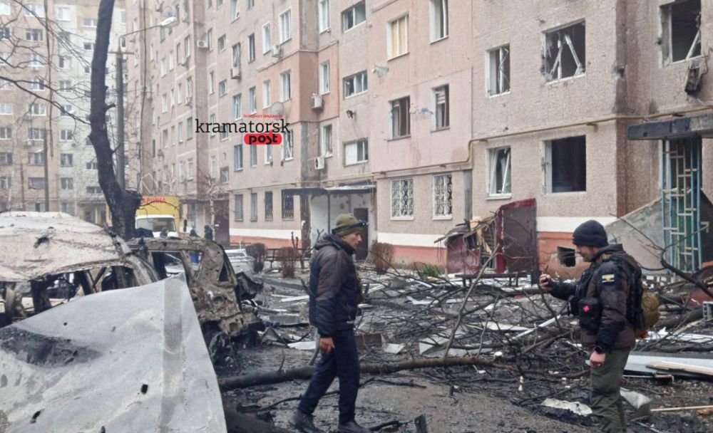 правоохоронці фіксують наслідку обстрілу у Краматорську