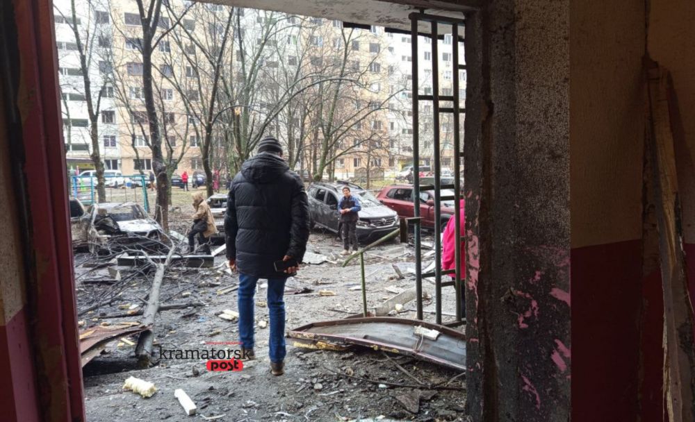 житель постраждалого будинку у Краматорську виходить з під'їзду