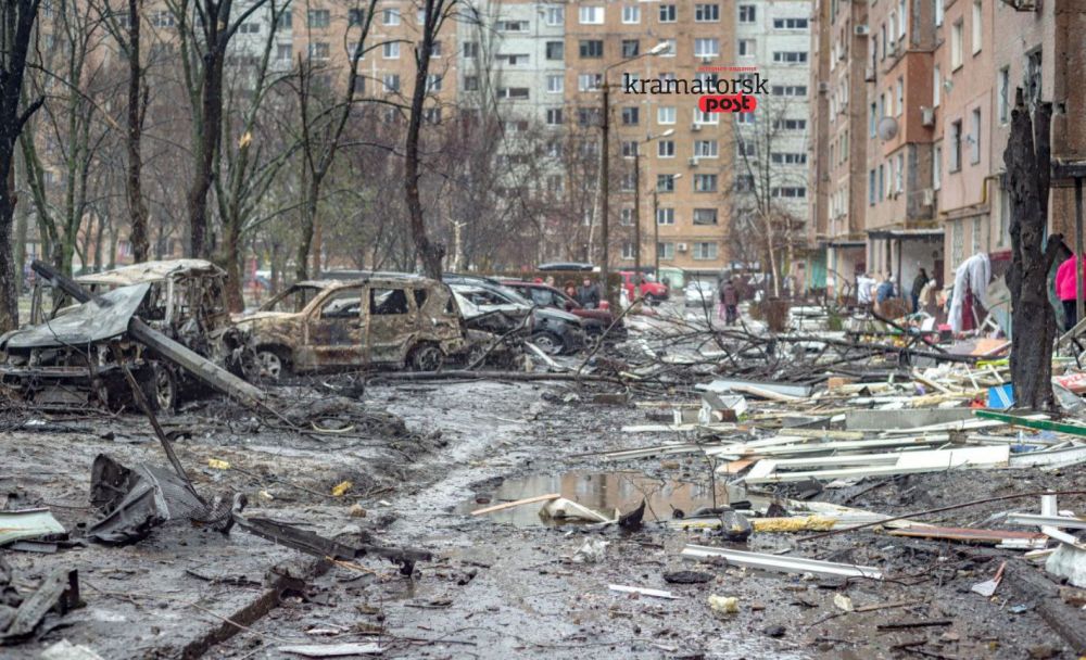 уламки осель та понівечені автівки на подвір'ї багатоповерхового будинку у Краматорську