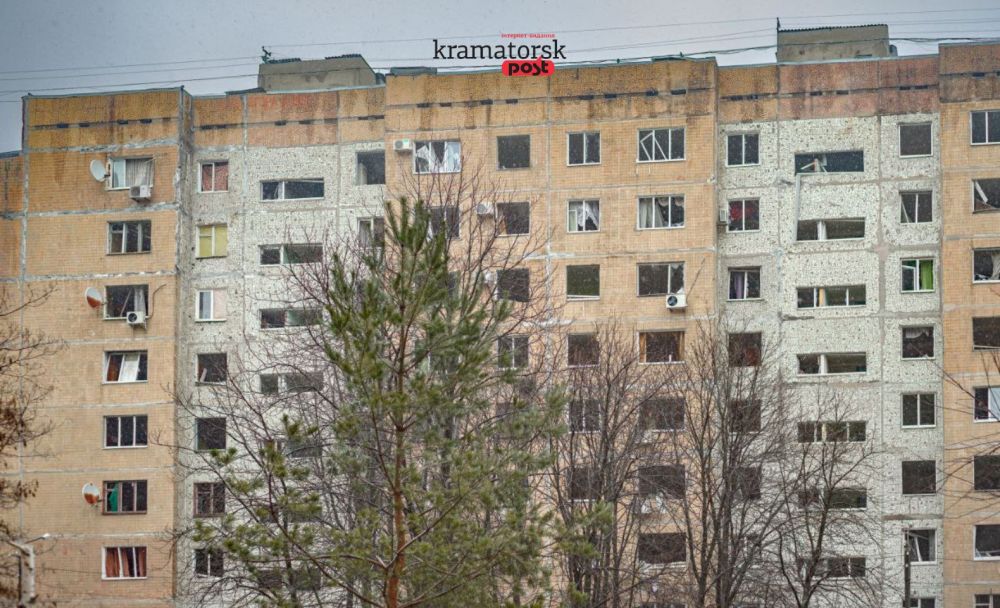 частина 9-поверхового будинку у Краматорську, де в кожному вікні вибите скло