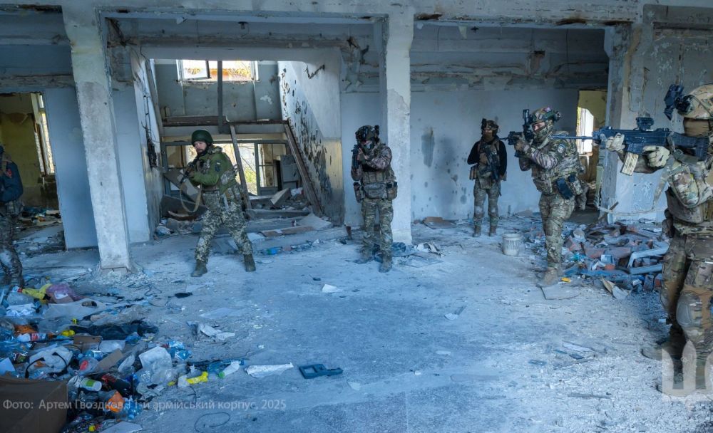 українські військові проходять навчання ведення боїв у міській забудові