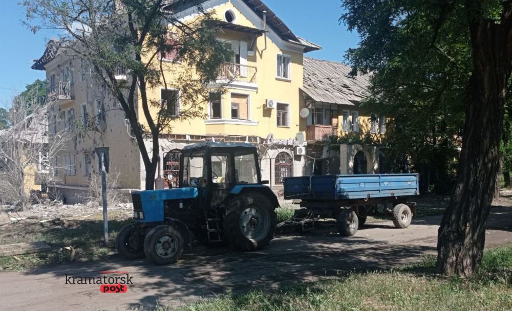 Комунальні служби ліквідовують наслідки обстрілу