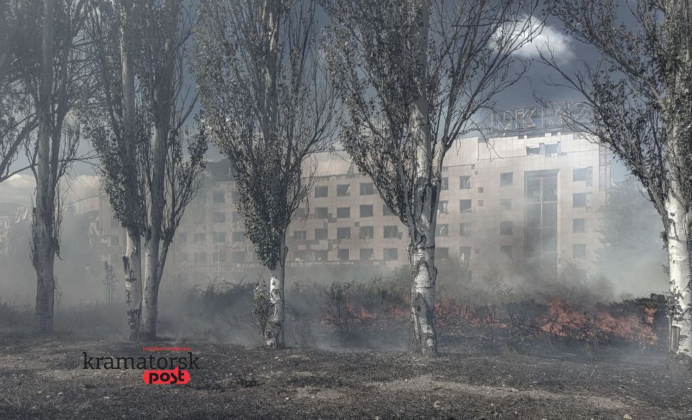 Дим поряд з місцем обстрілу