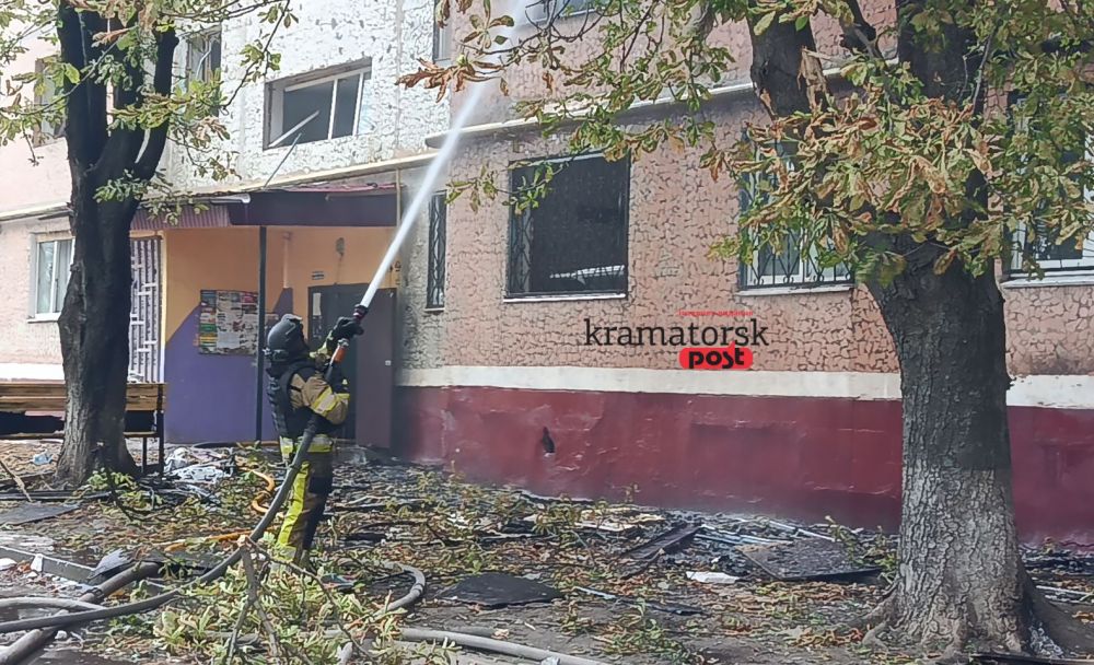 Рятувальники ліквідовують пожежу після обстрілу