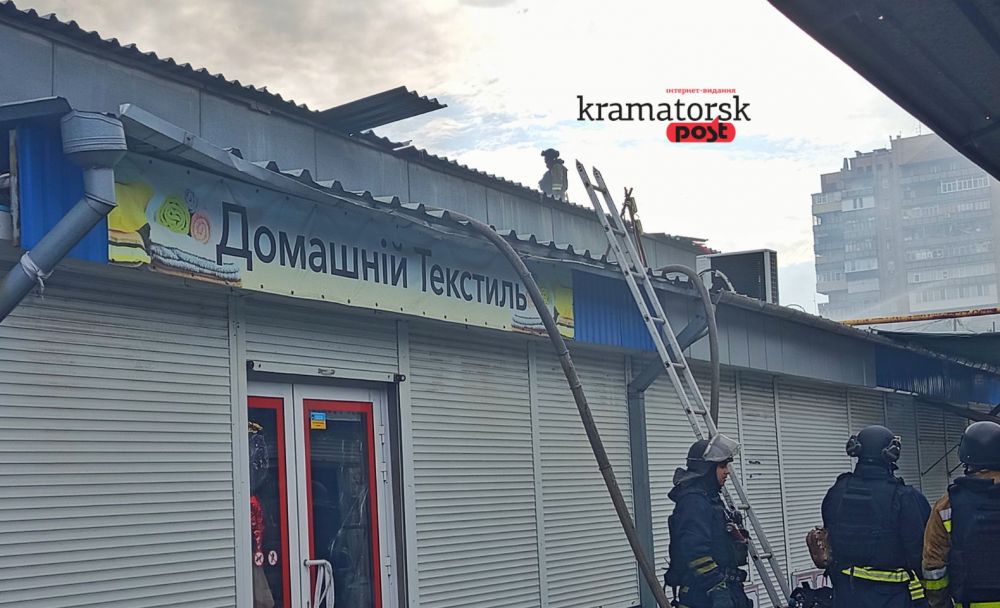 Рятувальники ліквідовують пожежу після обстрілу