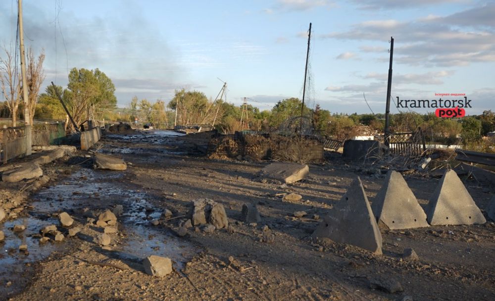 Пошкоджений мост з розкиданими уламками бетону та бетонними протитанковими їжаками після обстрілу в Краматорську