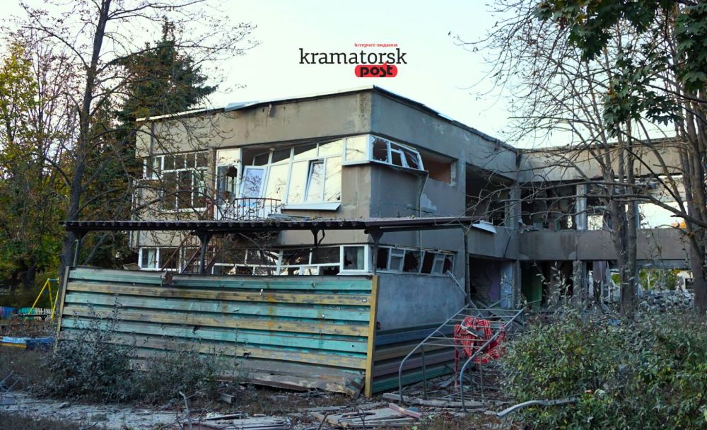 Будівля дитячого садочку у Краматорську з повністю знесеними стінами та дахом — залишилися лише бетонний каркас і металеві конструкції. Навколо уламки