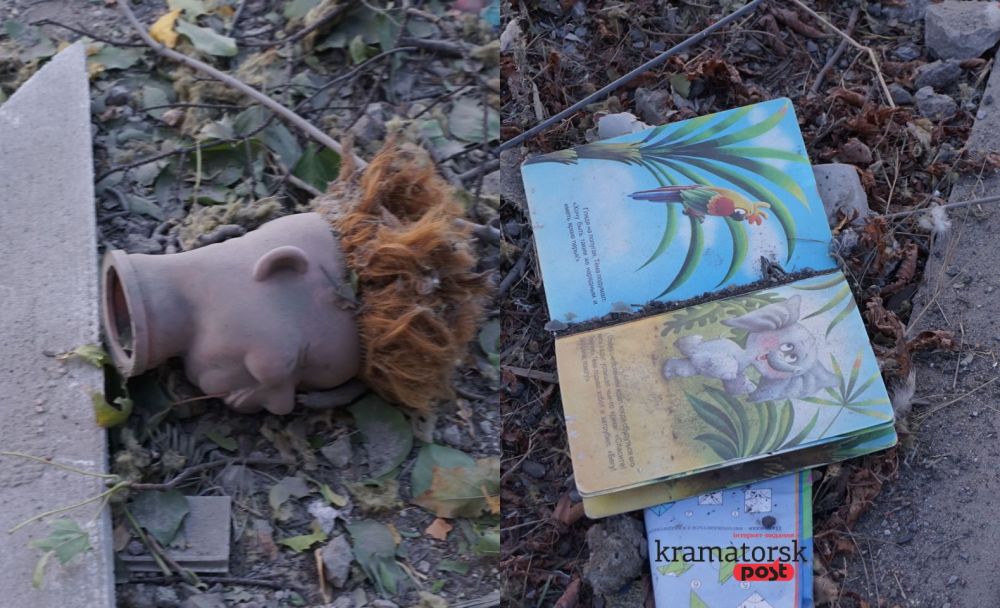 ліворуч — голова зламаної ляльки серед сміття та листя; праворуч — дитячі книжки з ілюстраціями тварин, що лежать на землі серед уламків