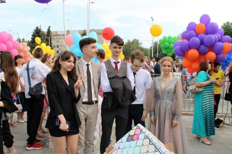 Випускники та випускниці на площі Миру