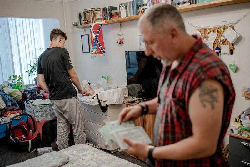 Олександр Карабіненко показує документи, за якими має право на житло від держави