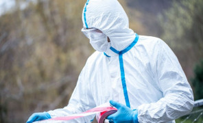 koronavirus-vrach-v-zashchitnom-kostyume