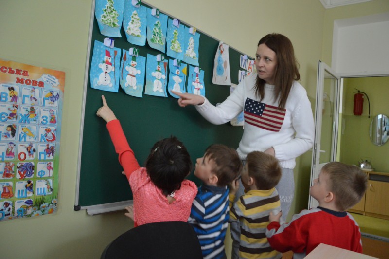 Дети показывают свои поделки