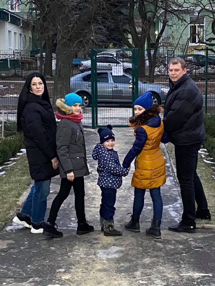 Семья Елены Горбенко у ворот Центра социально-психологической реабилитации детей в Краматорске