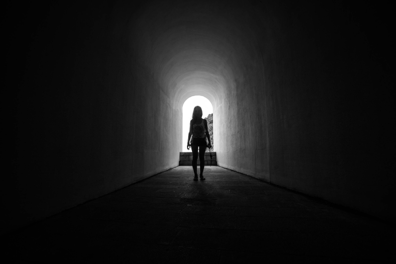 Девушка в темном тоннеле