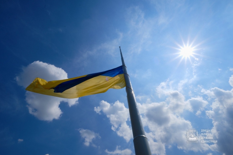 Піднятий державний прапор на новому флагштоку у Краматорську