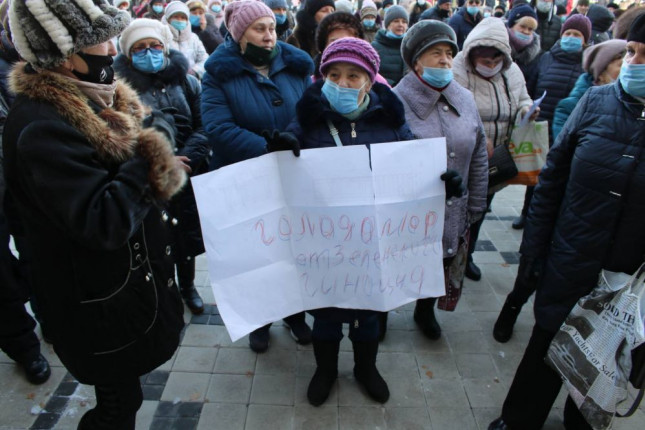 mitinguyuschie-s-plakatami