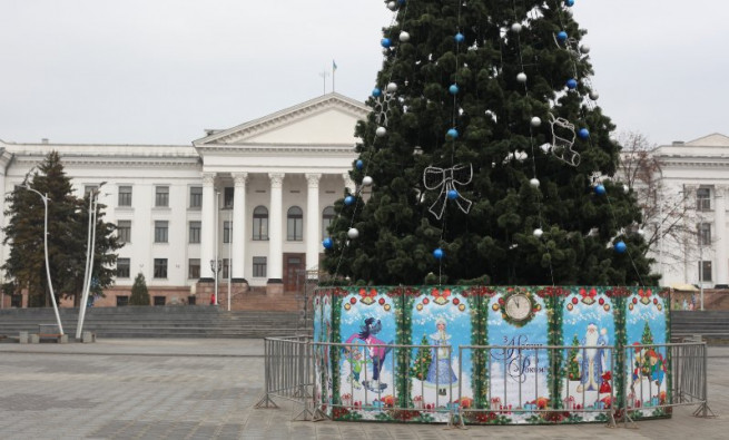 novogodnyaya-elka-dk-nkmz-ploshhad-mira