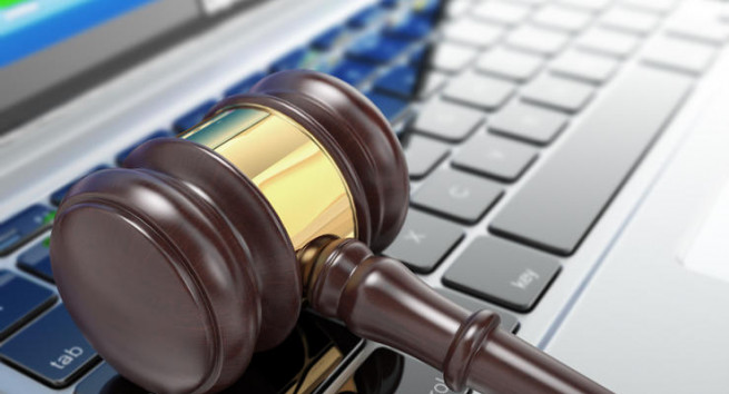 online-auction-gavel-on-laptop-3d