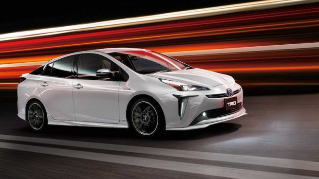 2019-toyota-prius-by-trd