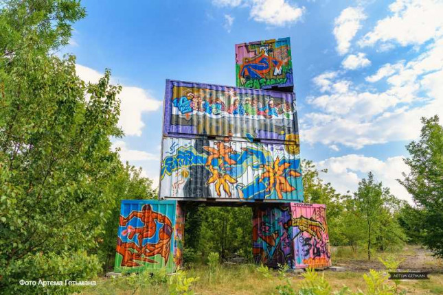 art-obekt-installyaciya-konteinery