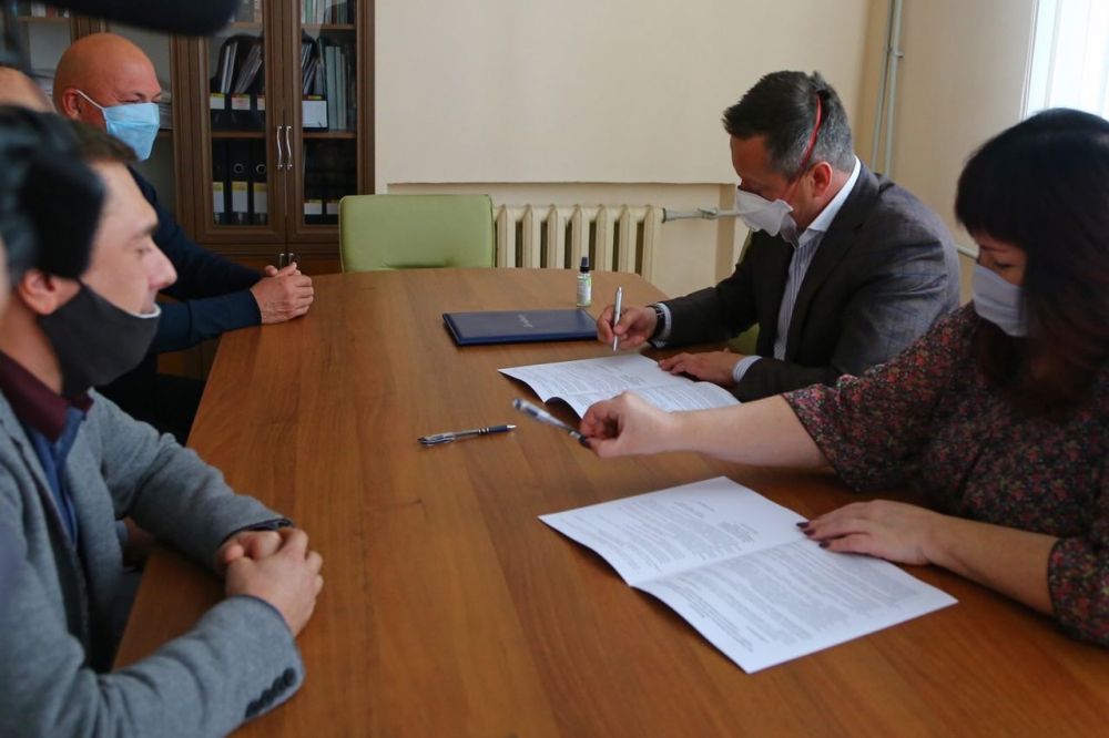 Гончаренко Подписал меморандум с ректором Донецкого медуниверситета Александр Гончаренко кандидат на пост мєра Краматорска